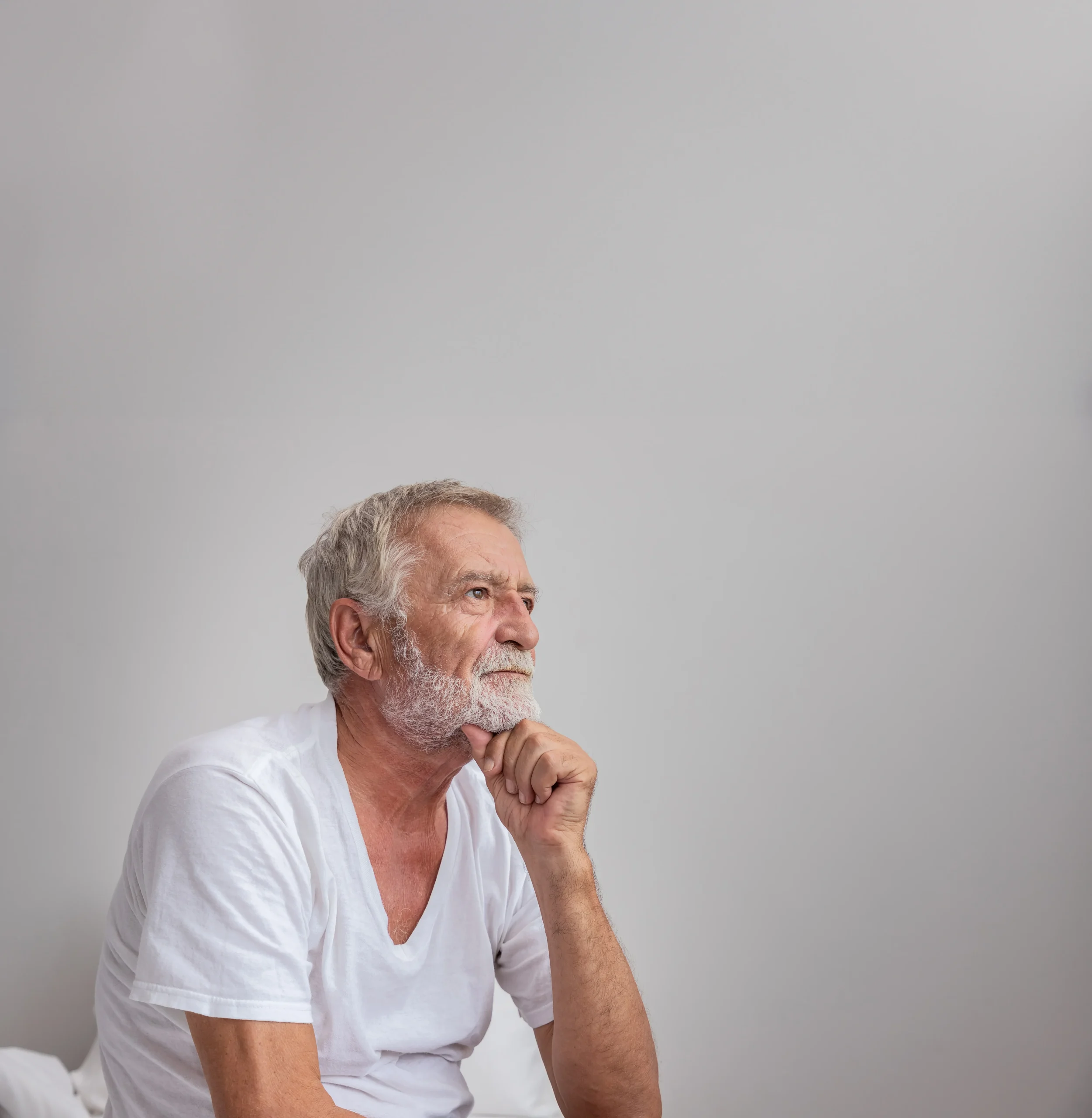 Vergleich zwischen einer herkömmlichen Uhr und einer smarten Notfalluhr mit Gesundheitsfunktionen für Senioren.